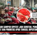 Doc. Gunungan sampah menumpuk di bawah Flyover Ciputat, Kota Tangerang Selatan, dengan sebagian kantong sampah terlihat membusuk dan mengeluarkan belatung serta bau menyengat, menimbulkan gangguan lingkungan dan risiko kesehatan bagi warga serta pengguna jalan, Kamis (11/12/2025). (Foto: Moh. Ismail).