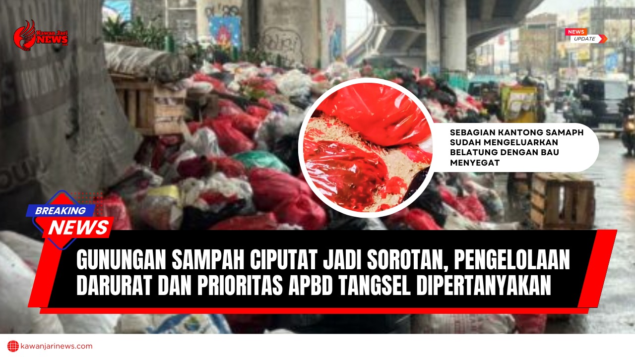 Doc. Gunungan sampah menumpuk di bawah Flyover Ciputat, Kota Tangerang Selatan, dengan sebagian kantong sampah terlihat membusuk dan mengeluarkan belatung serta bau menyengat, menimbulkan gangguan lingkungan dan risiko kesehatan bagi warga serta pengguna jalan, Kamis (11/12/2025). (Foto: Moh. Ismail).