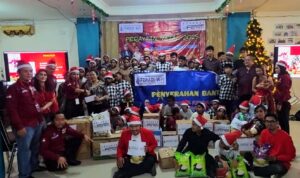 Doc. Jajaran pengurus dan anggota FERADI WPI bersama pengurus Panti Asuhan Pondok Kasih Agape berfoto bersama saat rangkaian kegiatan Charity & Christmas Celebration di Kecamatan Cilincing, Jakarta Utara, Sabtu (13/12/2025). (Foto: FERADI WPI).