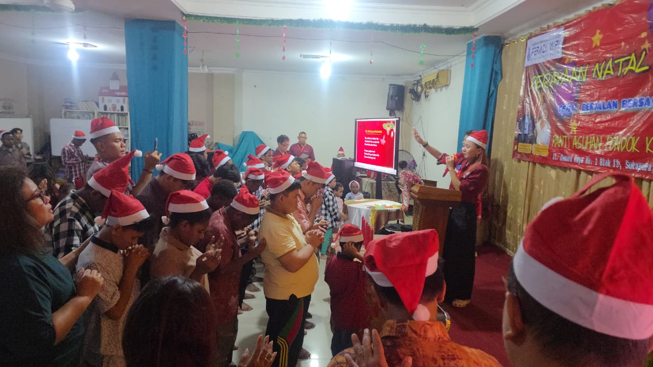 Doc. Ceramah oleh Harriani Bianca Daryana Ketua FERADI WPI DPD DKI Jakarta, Harriani Bianca Daryana, menyampaikan ceramah dan pesan kebersamaan dalam kegiatan Charity & Christmas Celebration FERADI WPI di Panti Asuhan Pondok Kasih Agape, Jakarta Utara, Sabtu (13/12/2025). (Foto: FERADI WPI).