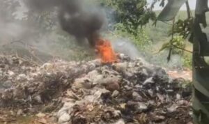 Doc. Tumpukan sampah rumah tangga terlihat terbakar di lokasi Tempat Pemrosesan Akhir (TPA) Desa Kaduagung, Kecamatan Karangkancana, Kabupaten Kuningan, dengan asap hitam membumbung ke udara, diduga akibat praktik pembakaran sampah secara terbuka yang dikeluhkan warga karena berdampak pada lingkungan dan kesehatan sekitar. (Sumber Foto: Warga).