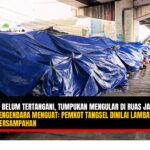 Doc. Tumpukan sampah rumah tangga tampak mengular di ruas jalan kawasan Ciputat, Kota Tangerang Selatan, dan ditutup terpal biru sebagai penanganan sementara, yang dinilai belum menyelesaikan persoalan krisis persampahan serta mengganggu arus lalu lintas dan kenyamanan pengguna jalan. (Foto: Wilma | KawanJariNews.com).