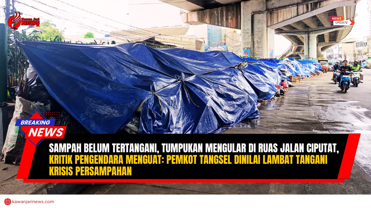 Doc. Tumpukan sampah rumah tangga tampak mengular di ruas jalan kawasan Ciputat, Kota Tangerang Selatan, dan ditutup terpal biru sebagai penanganan sementara, yang dinilai belum menyelesaikan persoalan krisis persampahan serta mengganggu arus lalu lintas dan kenyamanan pengguna jalan. (Foto: Wilma | KawanJariNews.com).