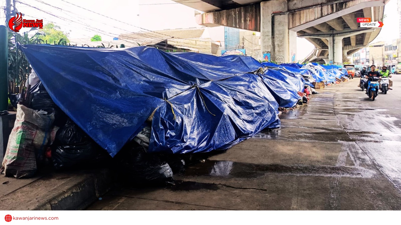 Doc. Tumpukan sampah rumah tangga tampak mengular di ruas jalan kawasan Ciputat, Kota Tangerang Selatan, dan ditutup terpal biru sebagai penanganan sementara, yang dinilai belum menyelesaikan persoalan krisis persampahan serta mengganggu arus lalu lintas dan kenyamanan pengguna jalan. (Foto: Wilma | KawanJariNews.com).