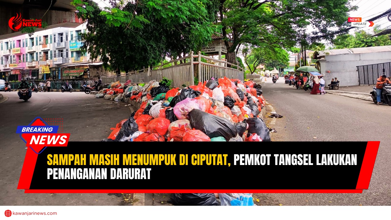 Doc. Tumpukan sampah rumah tangga terlihat masih menumpuk di area pembatas jalan bawah flyover Ciputat, Kota Tangerang Selatan, Minggu (14/12/2025). Sampah yang dikemas dalam kantong plastik berbagai warna tersebut ditempatkan di badan jalan dan sebagian menutup ruang lalu lintas. (Foto: Wilma | KawanJariNews.com).