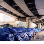 Doc. Tumpukan sampah rumah tangga tampak mengular di ruas jalan kawasan Ciputat, Kota Tangerang Selatan, dan ditutup terpal biru sebagai penanganan sementara, yang dinilai belum menyelesaikan persoalan krisis persampahan serta mengganggu arus lalu lintas dan kenyamanan pengguna jalan. (Foto: Wilma | KawanJariNews.com).