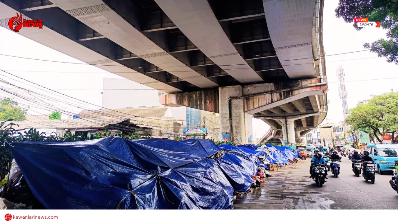 Doc. Tumpukan sampah rumah tangga tampak mengular di ruas jalan kawasan Ciputat, Kota Tangerang Selatan, dan ditutup terpal biru sebagai penanganan sementara, yang dinilai belum menyelesaikan persoalan krisis persampahan serta mengganggu arus lalu lintas dan kenyamanan pengguna jalan. (Foto: Wilma | KawanJariNews.com).