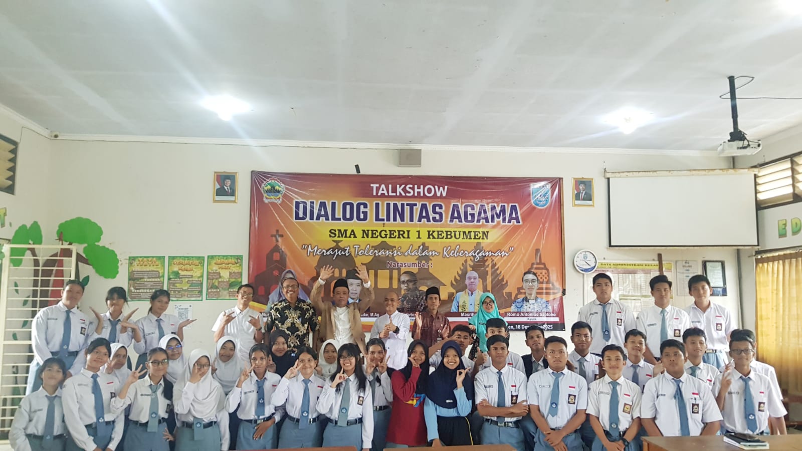 Doc. Siswa-siswi SMAN 1 Kebumen berfoto bersama para narasumber dan panitia usai pelaksanaan Dialog Lintas Agama bertema “Merajut Toleransi dalam Keberagaman” di aula SMAN 1 Kebumen, Kamis (18/12/2025). Kegiatan ini menghadirkan tokoh lintas agama sebagai bagian dari upaya penanaman nilai toleransi, kerukunan, dan saling menghargai di lingkungan pendidikan. (Budi setiyanto).