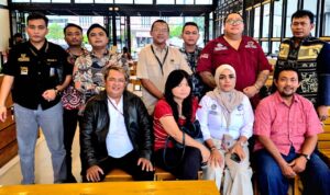 Doc. Hairil Tami bersama tim kuasa hukum dari Subur Jaya Law Firm – FERADI WPI serta tim pendamping lainnya berfoto bersama usai menjalani agenda pemeriksaan klarifikasi di Unit II Harda Satreskrim Polres Metro Bekasi, Jumat (19/12/2025). (Foto: FERADI WPI Offical).