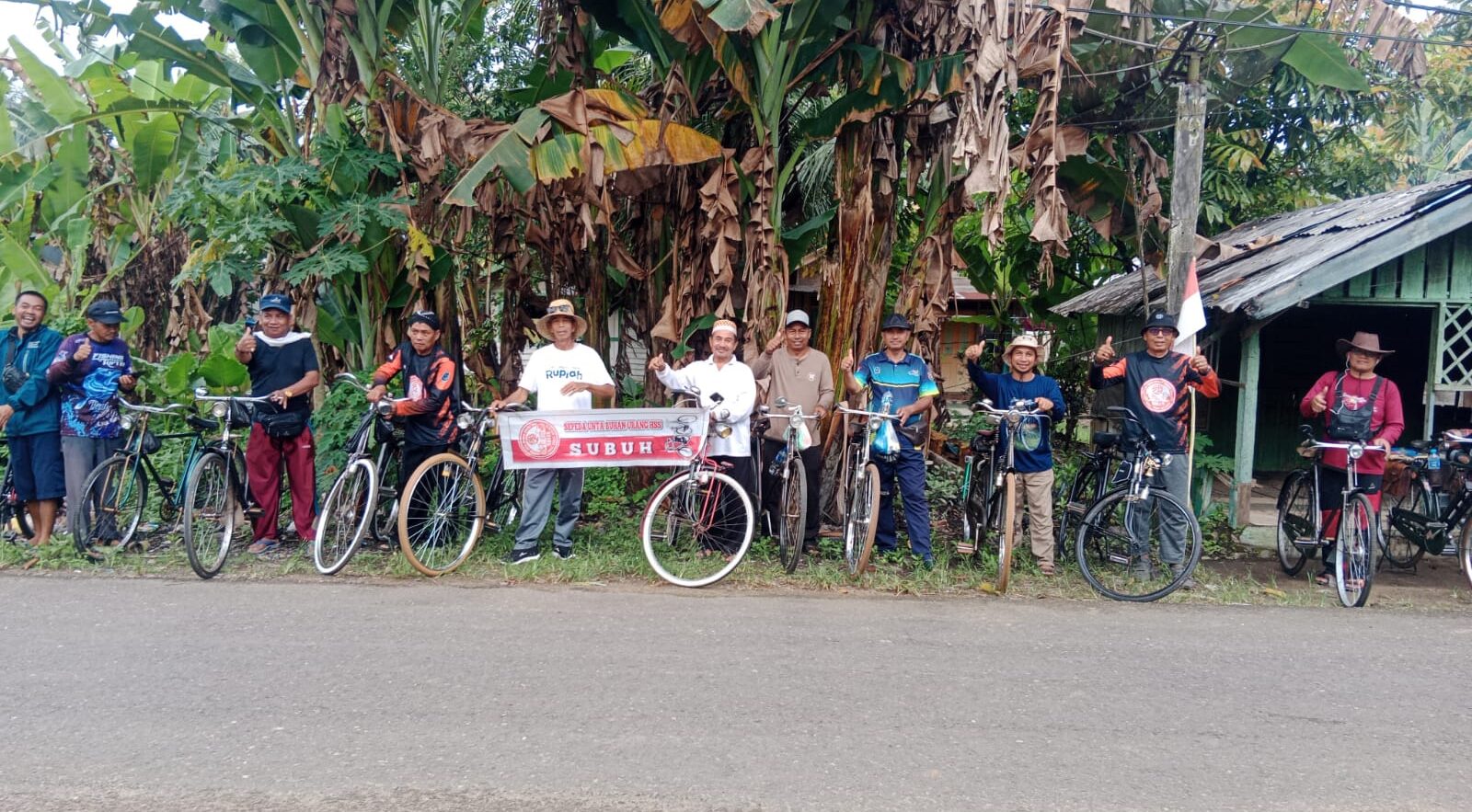 Doc. Sejumlah peserta Paguyupan sepeda tua SUBUH berfoto bersama saat pelaksanaan kegiatan rutin bersepeda di wilayah Kabupaten Hulu Sungai Selatan, Kalimantan Selatan, Jumat (19/12/2025). (Foto: Winarto).