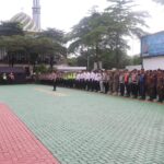 Doc. Kapolres Tangerang Selatan AKBP Victor D.H. Inkiriwang memimpin apel gelar pasukan Operasi Lilin 2025 di Lapangan Apel Polres Tangerang Selatan, Jumat (19/12), sebagai bagian dari kesiapan pengamanan Natal dan Tahun Baru. (Foto: Moh. Ismail).
