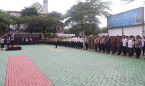 Doc. Kapolres Tangerang Selatan AKBP Victor D.H. Inkiriwang memimpin apel gelar pasukan Operasi Lilin 2025 di Lapangan Apel Polres Tangerang Selatan, Jumat (19/12), sebagai bagian dari kesiapan pengamanan Natal dan Tahun Baru. (Foto: Moh. Ismail).