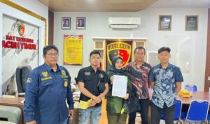 Doc. Saksi pelapor didampingi kuasa hukum saat berada di ruang Satreskrim Polres Aceh Timur, usai menyerahkan dan menerima dokumen terkait proses penanganan laporan dugaan tindak pidana pencurian. (Foto: Junaidy).