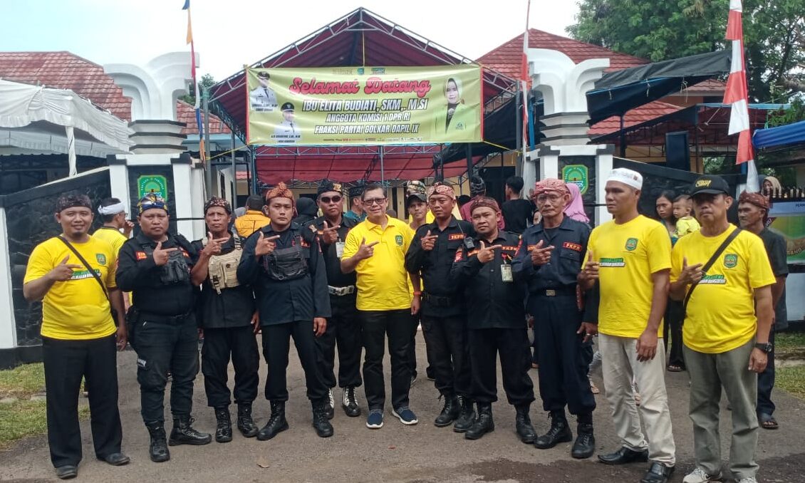 Doc. Foto bersama jajaran Pemerintah Kelurahan Dangdeur, unsur Forkopimcam Subang, Babinsa, Bhabinkamtibmas, tokoh masyarakat, serta tamu undangan pada peringatan HUT ke-44 Kelurahan Dangdeur di halaman Kantor Kelurahan Dangdeur, Kabupaten Subang. (Foto: Benny Rusli).