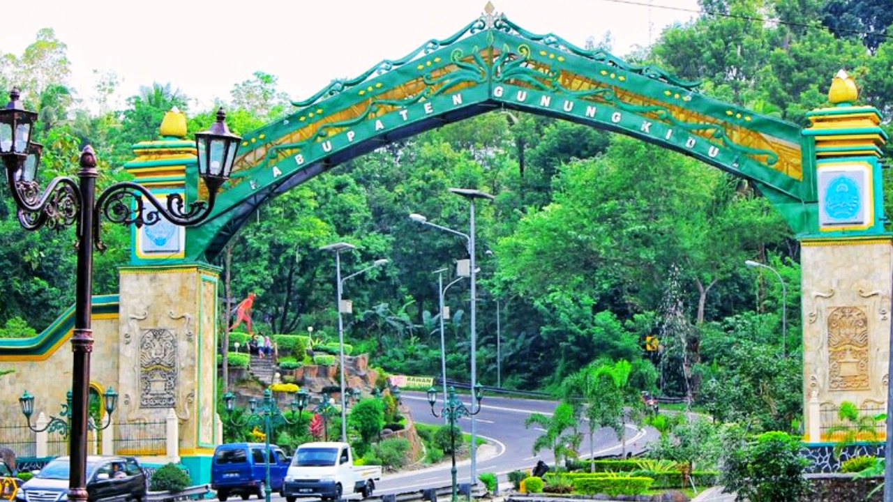 Doc. Tugu Selamat Datang Kabupaten Gunungkidul tampak berdiri megah sebagai penanda kawasan dan simbol kesiapan daerah dalam menyambut arus kunjungan wisatawan menjelang libur Natal 2025 dan Tahun Baru 2026. (NR).