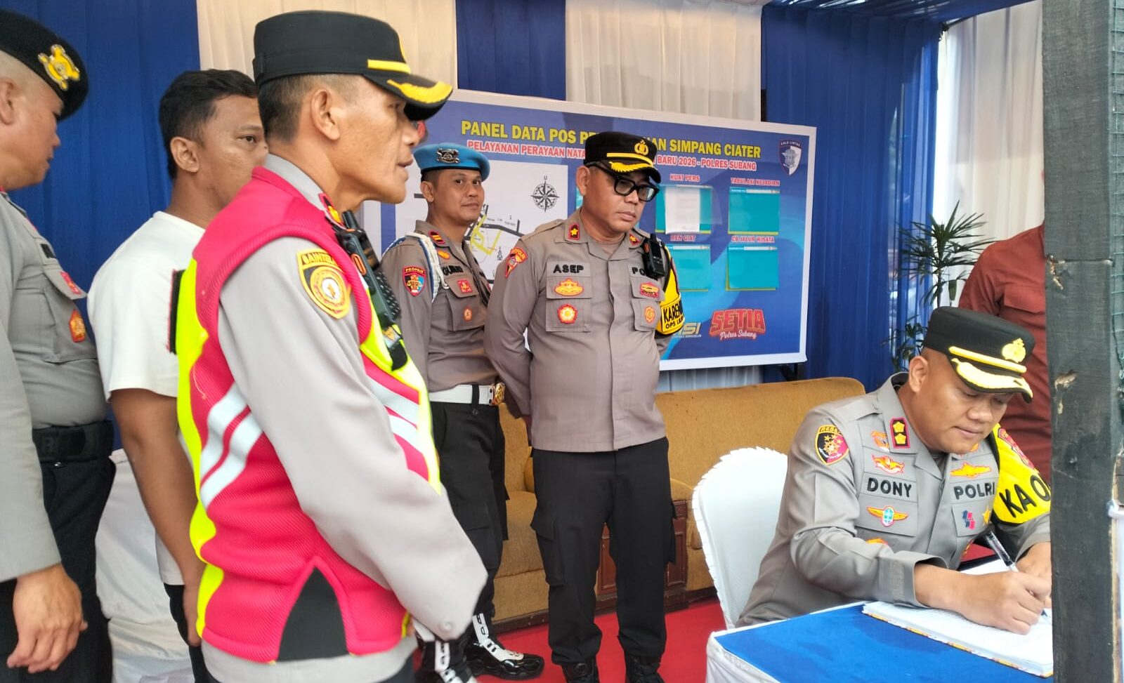 Doc. Kapolres Subang AKBP Dony Eko Wicaksono didampingi Pejabat Utama Polres Subang saat melakukan pengecekan Pos Pengamanan dan Pos Pantau Simpang Sariater dalam rangka pengamanan Natal 2025 dan Tahun Baru 2026, Minggu (21/12/2025). (Foto: HUMAS Polres Subang).