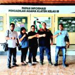 Doc. Advokat Donny Andretti bersama tim kuasa hukum dari Firma Hukum Subur Jaya – FERADI WPI saat usai mengikuti sidang lanjutan perkara aanmaning dengan pembahasan AYDA di Pengadilan Agama Klaten, Senin (22/12/2025). (Foto: Nabila).