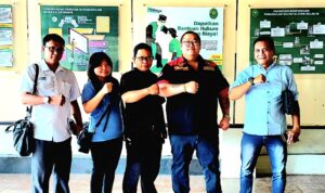 Doc. Advokat Donny Andretti bersama tim kuasa hukum dari Firma Hukum Subur Jaya – FERADI WPI saat usai mengikuti sidang lanjutan perkara aanmaning dengan pembahasan AYDA di Pengadilan Agama Klaten, Senin (22/12/2025). (Foto: Nabila).