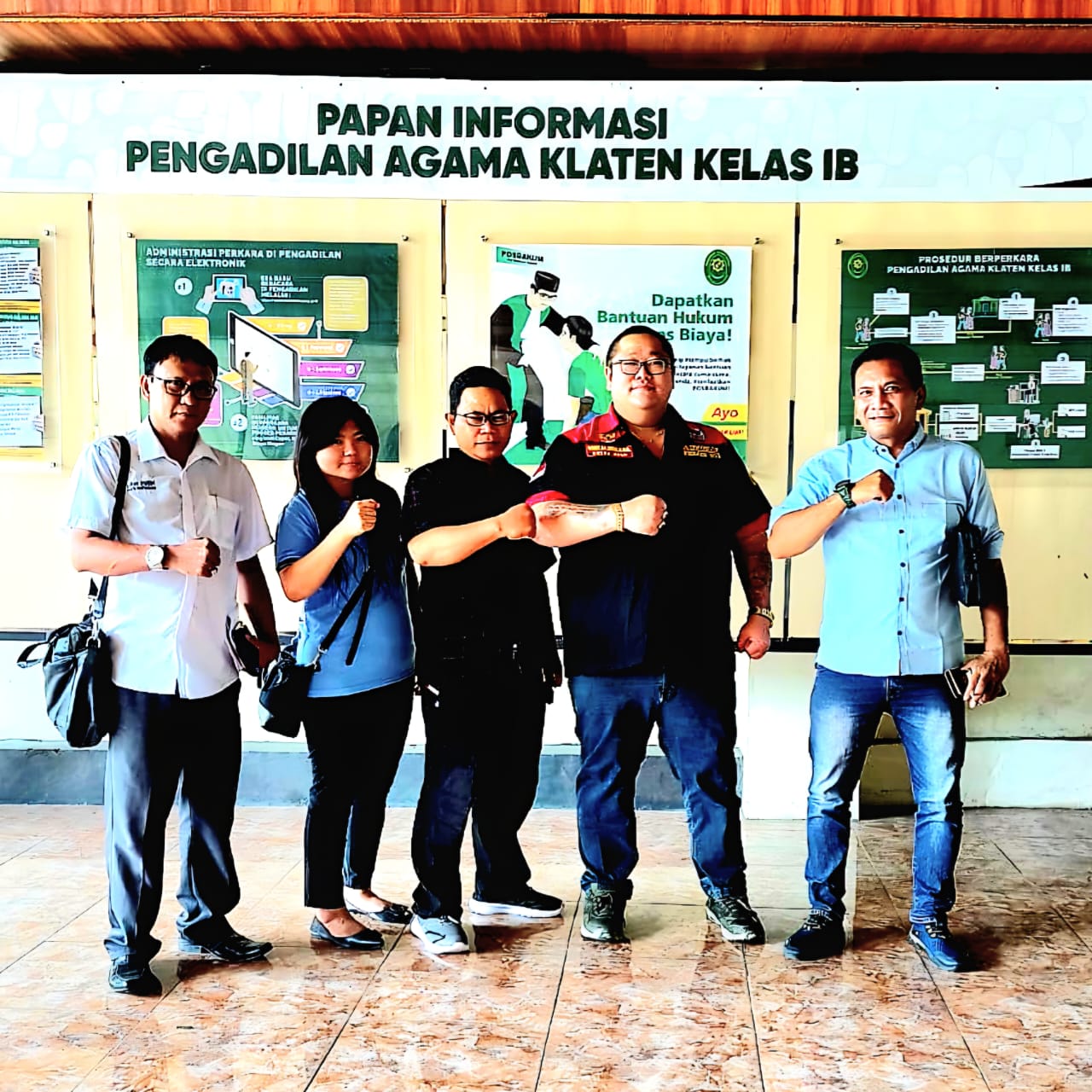 Doc. Advokat Donny Andretti bersama tim kuasa hukum dari Firma Hukum Subur Jaya – FERADI WPI saat usai mengikuti sidang lanjutan perkara aanmaning dengan pembahasan AYDA di Pengadilan Agama Klaten, Senin (22/12/2025). (Foto: Nabila).