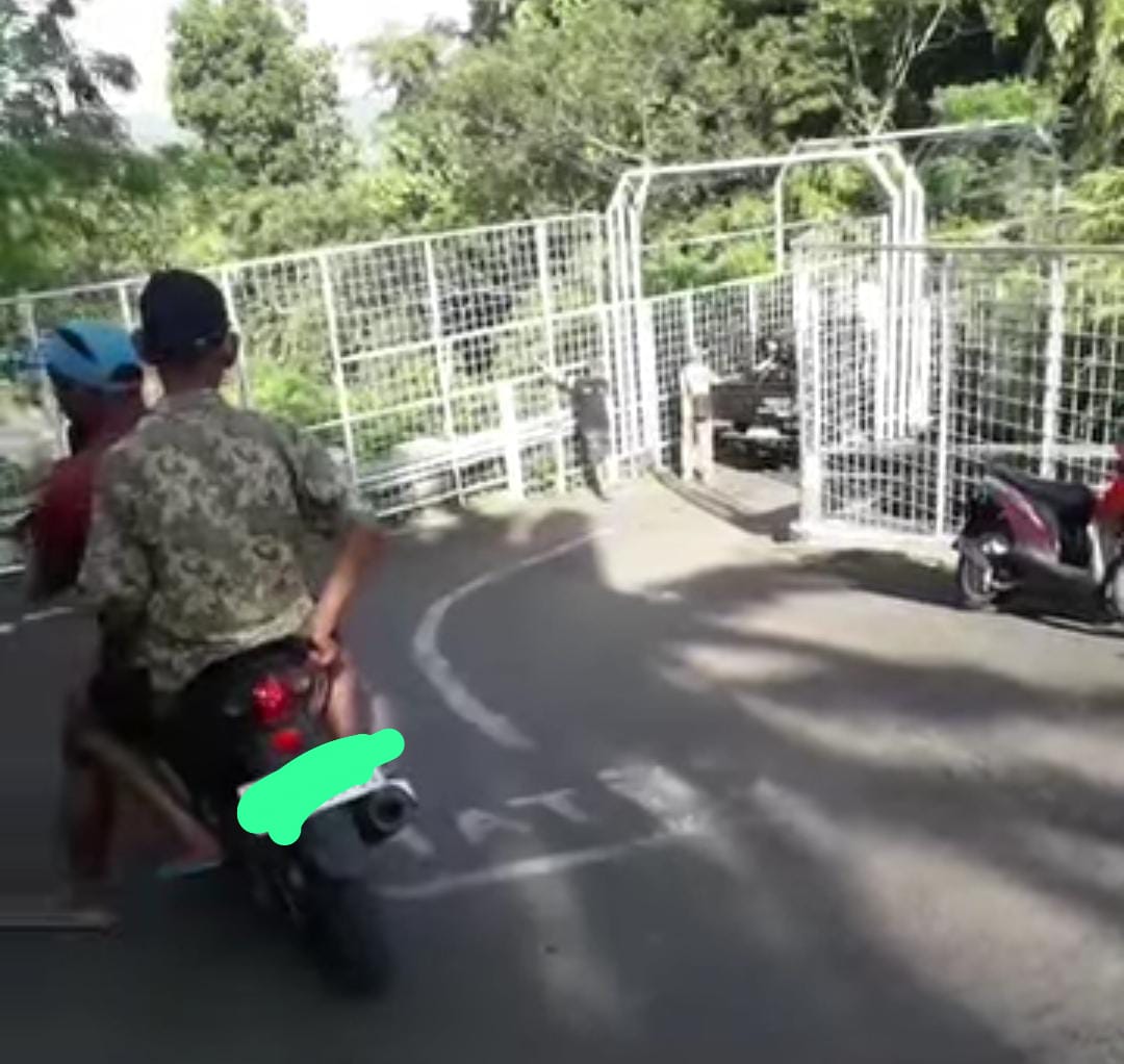 Doc. Pengaman besi terpasang di Jembatan Desa Kaduagung, Kecamatan Karangkancana, Kabupaten Kuningan, yang telah selesai dibangun dan kini digunakan oleh pengendara. Pembangunan fasilitas pengaman jembatan tersebut menjadi perhatian masyarakat menyusul perbedaan informasi terkait besaran anggaran Dana Desa yang digunakan. (Foto: Warga).