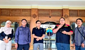Doc. Tim kuasa hukum bersama pihak pelapor usai menjalani pemeriksaan klarifikasi di Polresta Surakarta, Jawa Tengah, Selasa (23/12/2025), terkait laporan dugaan perampasan kendaraan Mitsubishi Pajero Sport nomor polisi AD 1346 QP. Pemeriksaan dilakukan sebagai bagian dari penanganan perkara yang dilaporkan dan masih dalam proses hukum sesuai ketentuan yang berlaku. (Foto: Wakid).