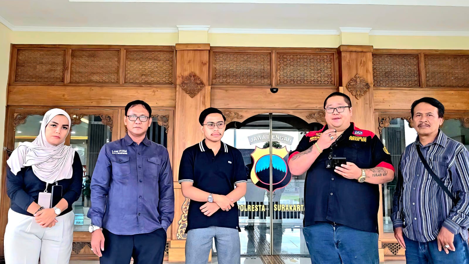 Doc. Tim kuasa hukum bersama pihak pelapor usai menjalani pemeriksaan klarifikasi di Polresta Surakarta, Jawa Tengah, Selasa (23/12/2025), terkait laporan dugaan perampasan kendaraan Mitsubishi Pajero Sport nomor polisi AD 1346 QP. Pemeriksaan dilakukan sebagai bagian dari penanganan perkara yang dilaporkan dan masih dalam proses hukum sesuai ketentuan yang berlaku. (Foto: Wakid).