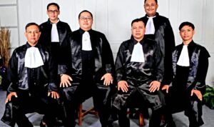 Doc. Advokat Donny Andretti bersama tim advokat yang tergabung dalam FERADI WPI berpose usai kegiatan internal organisasi. Foto ini digunakan sebagai ilustrasi pemberitaan terkait pendampingan hukum dalam perkara dugaan perampasan kendaraan Mitsubishi Pajero Sport di Surakarta. (Foto: FERADI WPI Official).