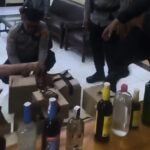 Doc. Petugas Polsek Jalancagak bersama personel gabungan memeriksa dan mendata botol minuman keras hasil razia di wilayah Kecamatan Jalancagak, Subang, sebelum dilakukan penanganan lebih lanjut di kantor polisi. (Foto: Benny Rusli).