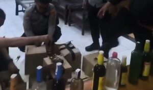 Doc. Petugas Polsek Jalancagak bersama personel gabungan memeriksa dan mendata botol minuman keras hasil razia di wilayah Kecamatan Jalancagak, Subang, sebelum dilakukan penanganan lebih lanjut di kantor polisi. (Foto: Benny Rusli).