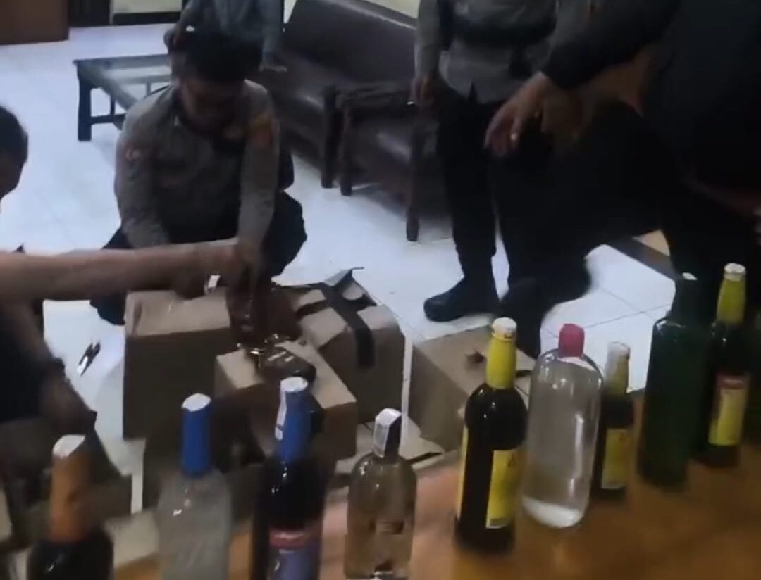 Doc. Petugas Polsek Jalancagak bersama personel gabungan memeriksa dan mendata botol minuman keras hasil razia di wilayah Kecamatan Jalancagak, Subang, sebelum dilakukan penanganan lebih lanjut di kantor polisi. (Foto: Benny Rusli).