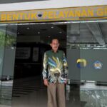 Doc. Yulianto Kiswocahyono, SE., SH., BKP, Ketua Komite Tetap Bidang Fiskal dan Moneter KADIN Jawa Timur, saat memberikan keterangan kepada wartawan terkait kebijakan pengetatan status pajak WNI diaspora oleh Direktorat Jenderal Pajak (DJP). (Foto: Eko Wahyu).