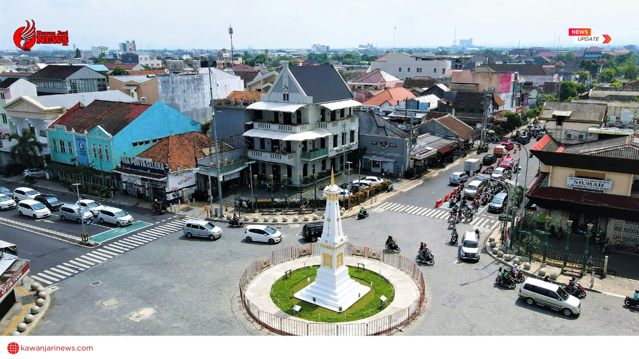 Doc. Suasana Tugu Yogyakarta menjelang libur Natal dan Tahun Baru, tampak kendaraan melintas di sekitar area ikon kota tersebut, menjadi simbol keramaian dan kunjungan wisata di Kota Jogja. (NR).