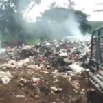 Doc. Asap terlihat membubung dari tumpukan sampah yang masih dikelola dengan cara pembakaran terbuka di TPA Desa Kaduagung, Kecamatan Karangkancana, Kuningan, Jumat (26/12/2025). Kondisi ini menjadi sorotan warga karena dinilai bertentangan dengan ketentuan pengelolaan sampah yang ramah lingkungan. (Foto: Moh Ismail).