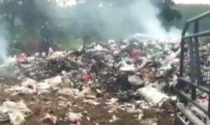 Doc. Asap terlihat membubung dari tumpukan sampah yang masih dikelola dengan cara pembakaran terbuka di TPA Desa Kaduagung, Kecamatan Karangkancana, Kuningan, Jumat (26/12/2025). Kondisi ini menjadi sorotan warga karena dinilai bertentangan dengan ketentuan pengelolaan sampah yang ramah lingkungan. (Foto: Moh Ismail).