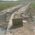 Doc. Kondisi proyek saluran pembuangan air limbah (SPAL) di area persawahan Desa Sukajaya, Kecamatan Cimahi, Kabupaten Kuningan, tampak tengah dalam tahap pembangunan. Terlihat papan informasi proyek terpasang di lokasi sebagai penanda kegiatan yang bersumber dari anggaran Dana Desa. (Foto: Moh. Ismail).