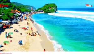Doc. Wisatawan memadati area bibir Pantai Indrayanti, tampak beberapa pengunjung menikmati pemandangan laut, berswafoto, serta berjalan di sepanjang garis pantai. Aktivitas liburan terlihat ramai dengan keluarga dan rombongan wisatawan yang menikmati suasana alam terbuka di tengah libur Natal dan Tahun Baru. (NR).