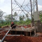 Doc. Pembangunan tower Base Transceiver Station (BTS) yang tengah berlangsung di wilayah Dusun Cikalong, Kampung Pabuaran, Desa Pajawan Kidul, Kecamatan Lebakwangi, Kabupaten Kuningan, meski diduga belum mengantongi Persetujuan Bangunan Gedung (PBG). Foto diambil pada Senin, 29 Desember 2025. (Foto: Moh. Ismail).