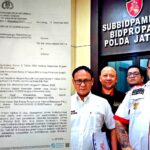 Doc. Tampak surat resmi dari Bidpropam Polda Jawa Tengah terkait pemberitahuan perkembangan hasil penyelidikan. Pada kolase sebelah kanan terlihat Arifin dan Donny bersama tim hukum dari Subur Jaya Lawfirm saat berada di depan ruang Subbidpaminal Bidpropam Polda Jateng untuk menindaklanjuti laporan yang telah disampaikan. (Foto: FERADI WPI Official).