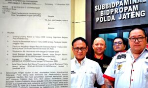 Doc. Tampak surat resmi dari Bidpropam Polda Jawa Tengah terkait pemberitahuan perkembangan hasil penyelidikan. Pada kolase sebelah kanan terlihat Arifin dan Donny bersama tim hukum dari Subur Jaya Lawfirm saat berada di depan ruang Subbidpaminal Bidpropam Polda Jateng untuk menindaklanjuti laporan yang telah disampaikan. (Foto: FERADI WPI Official).