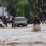 Doc. Genangan air setinggi sekitar 10 hingga 50 sentimeter merendam Jalan Boulevard Barat Raya, Kelapa Gading, Jakarta Utara, Minggu (18/1/2026), akibat hujan berintensitas tinggi sejak dini hari, sehingga mengganggu arus lalu lintas dan mobilitas warga. (NR).