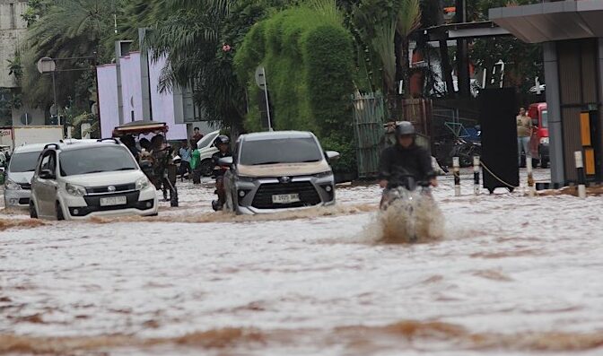 Doc. Genangan air setinggi sekitar 10 hingga 50 sentimeter merendam Jalan Boulevard Barat Raya, Kelapa Gading, Jakarta Utara, Minggu (18/1/2026), akibat hujan berintensitas tinggi sejak dini hari, sehingga mengganggu arus lalu lintas dan mobilitas warga. (NR).