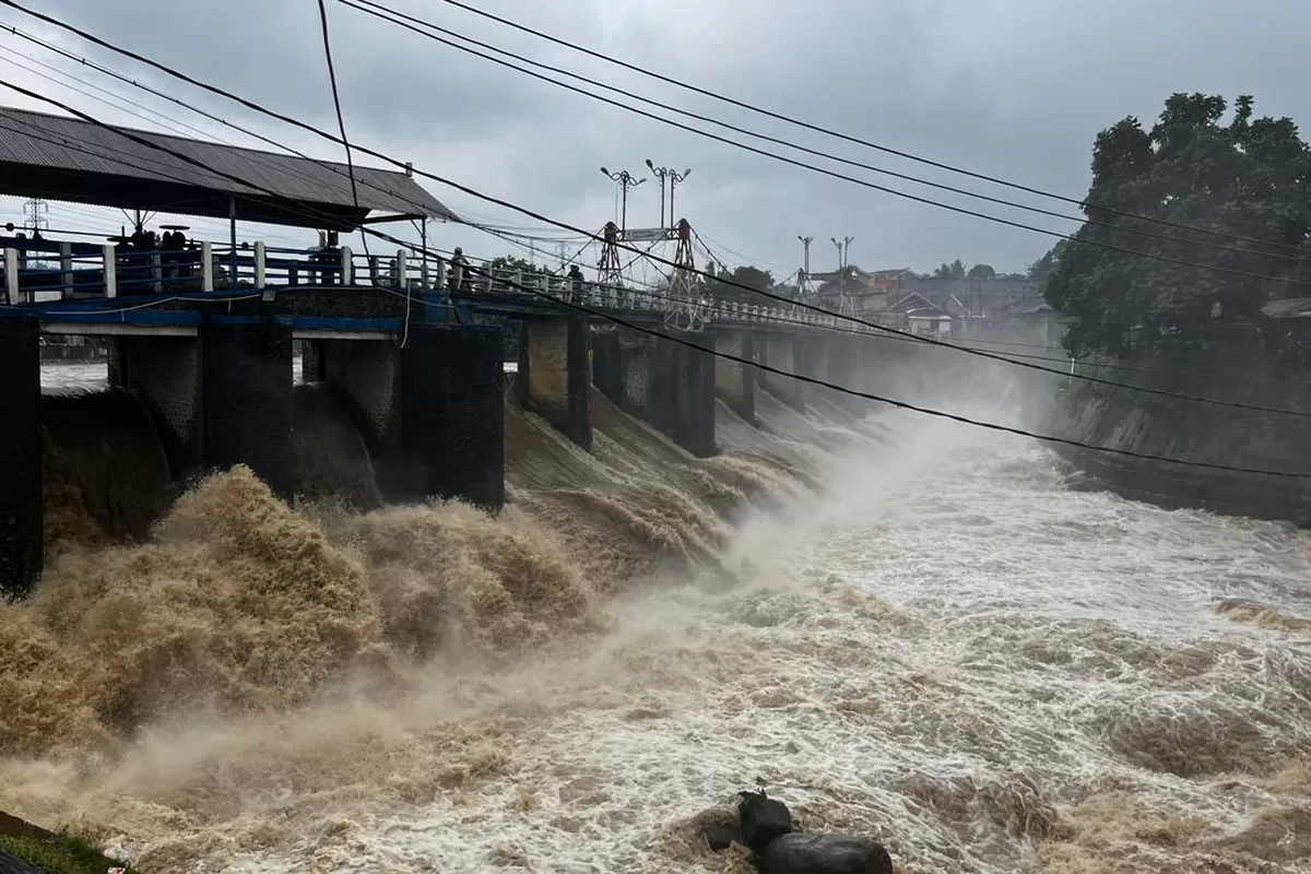 Doc. Debit air di Pintu Air Bendung Katulampa, Bogor, terpantau meningkat dan berstatus Siaga pada Jumat (23/1/2026), seiring curah hujan tinggi di wilayah hulu Sungai Ciliwung yang berpotensi memicu banjir kiriman ke Jakarta. (Foto: Deni).