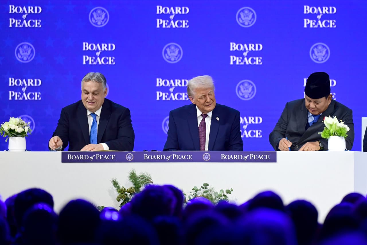 Doc. Presiden Republik Indonesia Prabowo Subianto menandatangani Board of Peace Charter sebagai penanda dimulainya operasional Board of Peace dalam proses transisi dan rekonstruksi Gaza, di Davos, Swiss, Kamis (22/1/2026). ((Sumber Foto: Biro Pers, Media, dan Informasi Sekretariat Presiden).