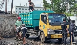 Doc. Petugas DLH Tangsel mengangkat tumpukan sampah di Pasar Cimanggis, Ciputat sebagai bagian dari upaya pembersihan sampah secara bertahap. (Sumber Foto: janabarnews).