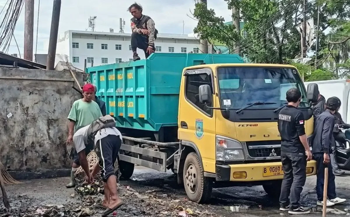 Doc. Petugas DLH Tangsel mengangkat tumpukan sampah di Pasar Cimanggis, Ciputat sebagai bagian dari upaya pembersihan sampah secara bertahap. (Sumber Foto: janabarnews).