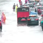 Doc. Genangan air setinggi sekitar 40–60 cm menutupi Jalan DI Panjaitan, Cawang, Jakarta Timur, akibat hujan deras yang mengguyur Jabodetabek pada Kamis pagi (22/1/2026). Kemacetan parah terlihat di kedua arah jalan karena kendaraan melambat atau mogok di tengah banjir. (NR).