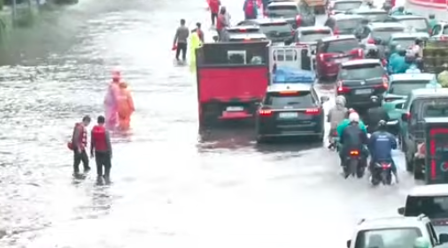 Doc. Genangan air setinggi sekitar 40–60 cm menutupi Jalan DI Panjaitan, Cawang, Jakarta Timur, akibat hujan deras yang mengguyur Jabodetabek pada Kamis pagi (22/1/2026). Kemacetan parah terlihat di kedua arah jalan karena kendaraan melambat atau mogok di tengah banjir. (NR).