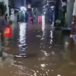 Doc. Kondisi jalan di kawasan Perumahan Pondok Maharta Tangerang Selatan terendam banjir akibat luapan air dan curah hujan tinggi, menghambat akses dan aktivitas warga, Jumat (23/1/2026). (NR).