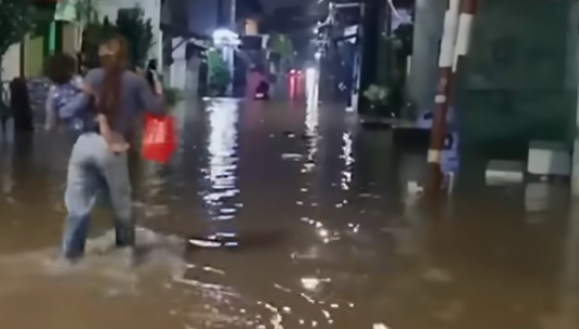 Doc. Kondisi jalan di kawasan Perumahan Pondok Maharta Tangerang Selatan terendam banjir akibat luapan air dan curah hujan tinggi, menghambat akses dan aktivitas warga, Jumat (23/1/2026). (NR).