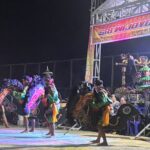 Doc. Warga Desa Tepian Baru terlihat antusias menyaksikan pagelaran kesenian kuda lumping yang digelar di lapangan voli Desa Tepian Baru, Kecamatan Bengalon, Kutai Timur, Kamis (31/12/2025) malam. Acara ini menjadi bagian dari perayaan malam pergantian tahun yang diselenggarakan Pemerintah Desa bersama masyarakat setempat. (Foto: Windi Nur).